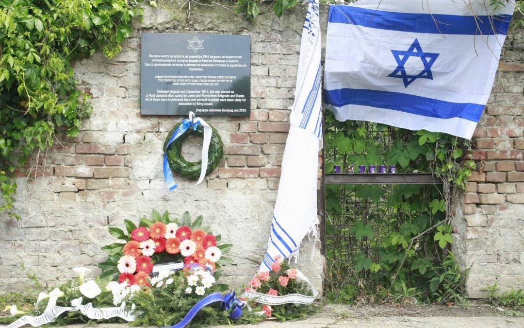 Постављена нова плоча на месту Топовских шупа, апел држави да се логори обележе